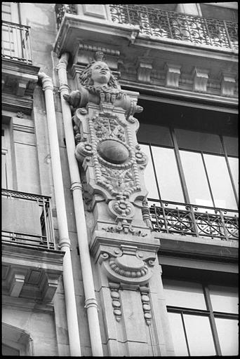 Façade ornée de cariatides en buste : vue rapprochée d'une cariatide