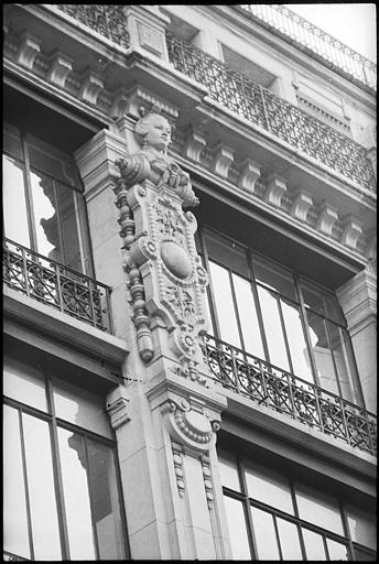 Façade ornée de cariatides en buste : vue rapprochée d'une cariatide