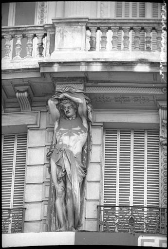 Façade ornée de deux atlantes en pied : atlante de gauche