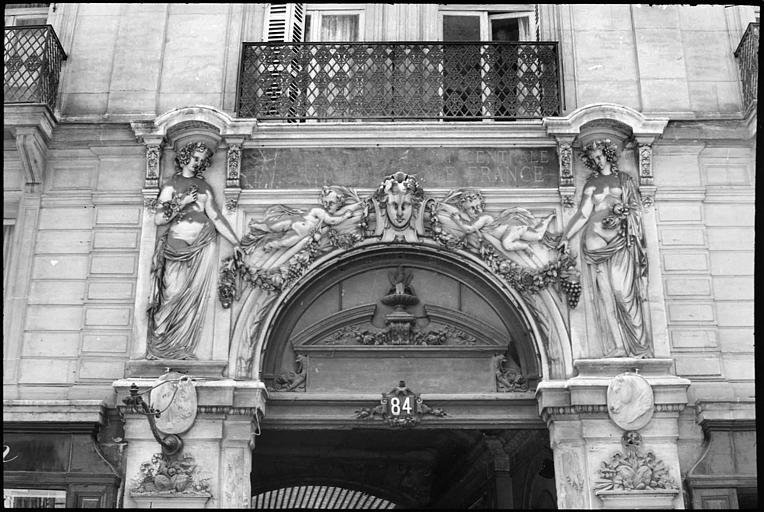 Porche orné de deux statues féminines monumentales