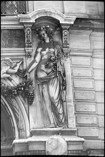Porche orné de deux statues féminines monumentales : statue de droite