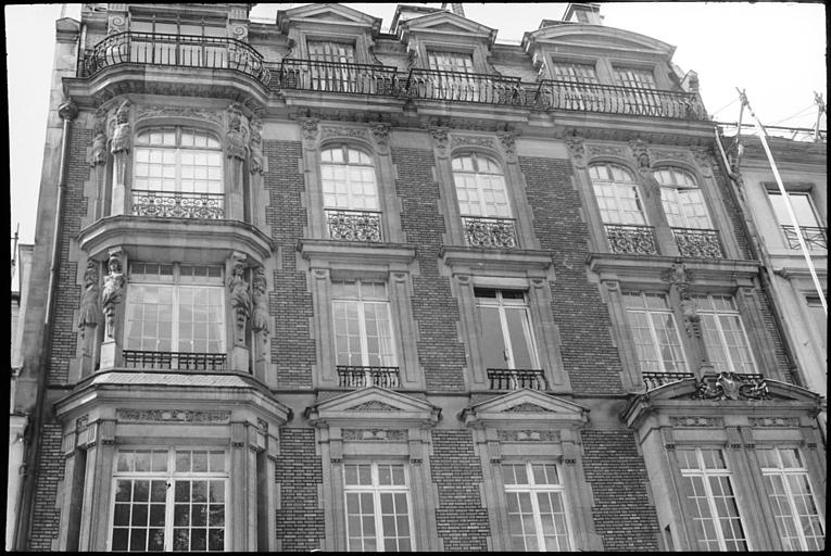 Façade avec bow-windows ornés d'atlantes et de cariatides en gaine sans bras