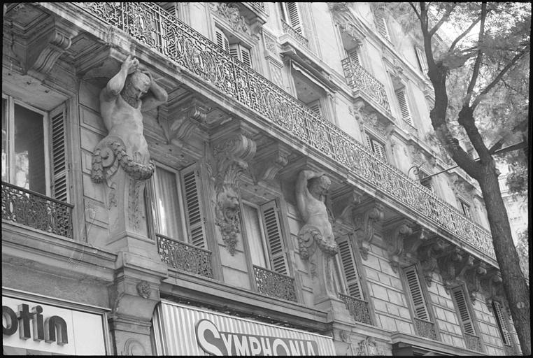 Façade ornée de deux atlantes en gaine avec bras