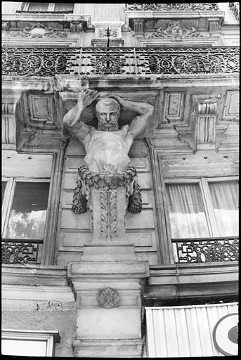 Façade ornée de deux atlantes en gaine avec bras : vue d'un atlante en contreplongée