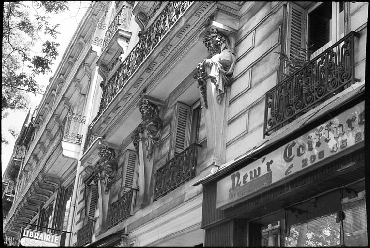 Façade ornée de trois atlantes en gaine sans bras : vue rapprochée
