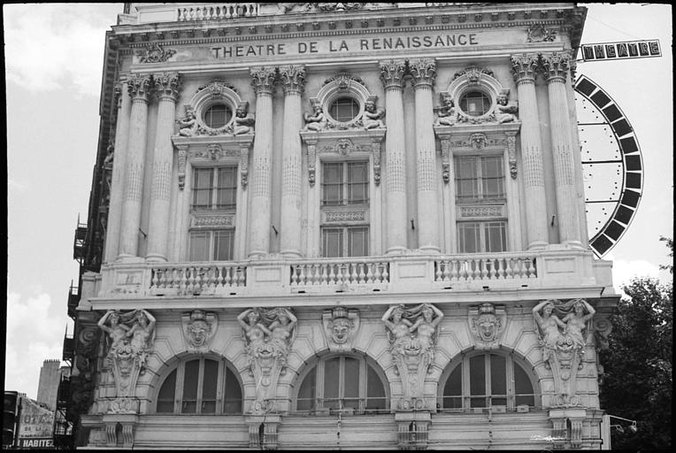 Façade ornée de cariatides doubles en gaine avec bras