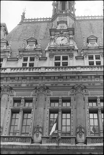 Partie supérieure de la façade, toiture et horloge