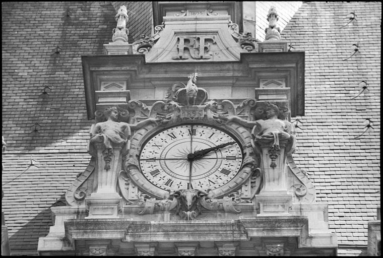 Horloge flanquée d'une cariatide et d'un atlante en gaine avec bras