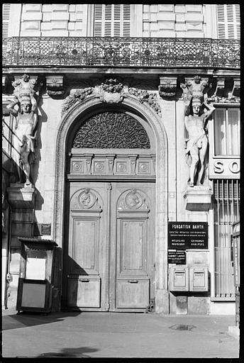 Porche flanqué de deux atlantes en pied