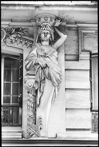 Façade ornée de cariatides en gaine avec bras : vue rapprochée d'une cariatide