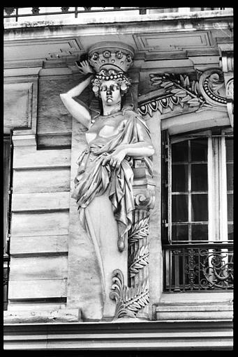 Façade ornée de cariatides en gaine avec bras : vue rapprochée d'une cariatide