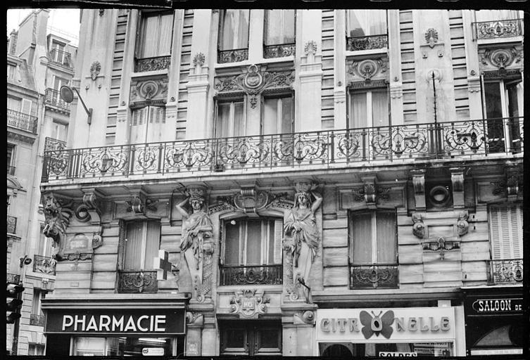 Façade ornée de deux cariatides en gaine avec bras