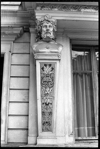 Façade ornée d'un atlante et d'une cariatide en buste : vue rapprochée de l'atlante