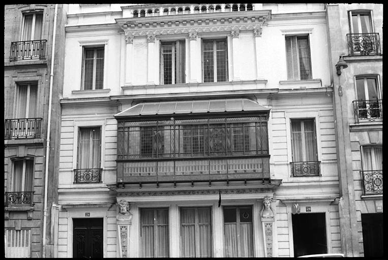 Façade ornée d'un atlante et d'une cariatide en buste