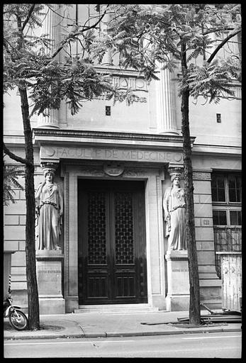 Porche flanqué de deux cariatides en pied