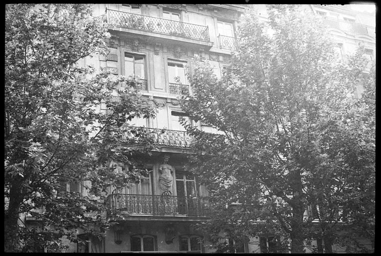 Façade ornée de deux cariatides en gaine sans bras : cariatide de droite