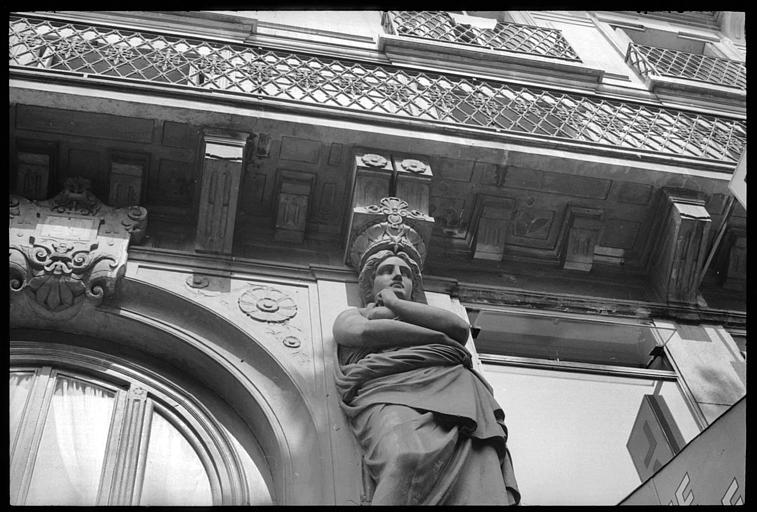 Porche flanqué de deux cariatides en pied : partie supérieure de la cariatide de droite vue en contreplongée