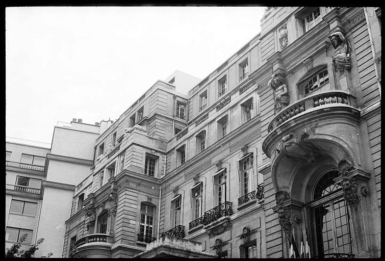Façade ornée d'atlantes en gaine avec bras