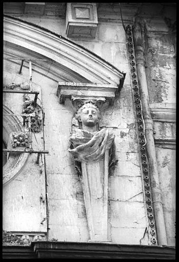 Façade ornée d'un décor en tubes d'éclairage et de deux bustes de cariatides : cariatide de droite