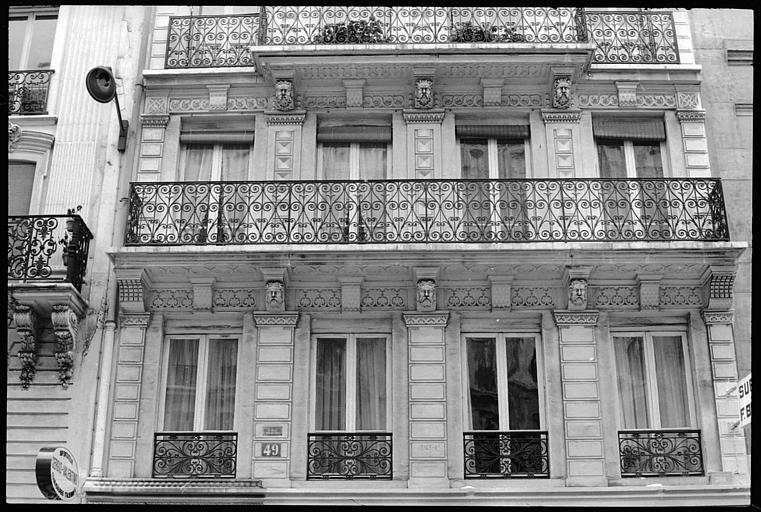Façade ornée de têtes d'atlantes