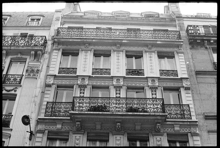 Façade ornée de têtes d'atlantes : vue en contreplongée