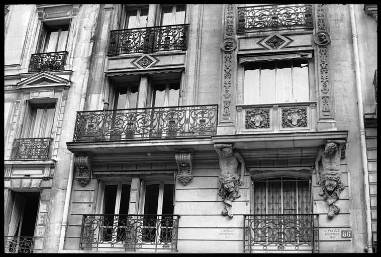 Façade ornée de deux atlantes en gaine avec bras