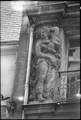 Façade ornée de deux cariatides en pied : cariatide de gauche