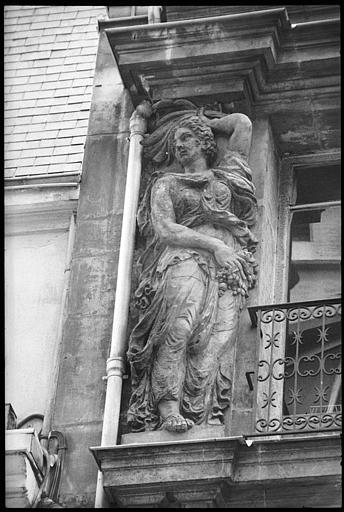 Façade ornée de deux cariatides en pied : cariatide de gauche