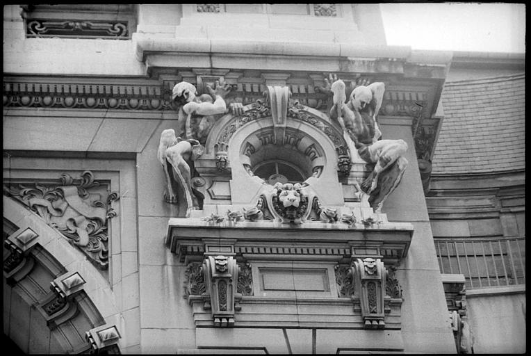 Façade ornée d'atlantes en pied : les deux atlantes de droite