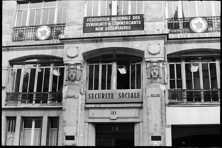 Porche flanqué de deux cariatides en gaine sans bras