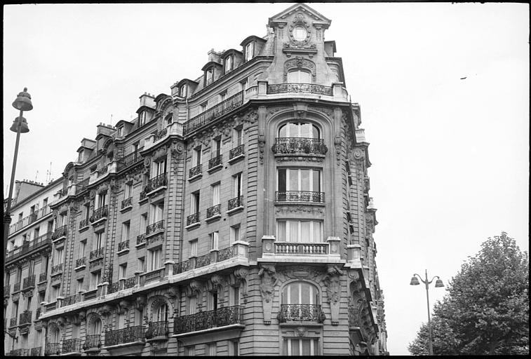 Angle de deux façades orné d'un atlante et d'une cariatide en gaine avec bras