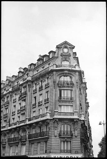 Angle de deux façades orné d'un atlante et d'une cariatide en gaine avec bras
