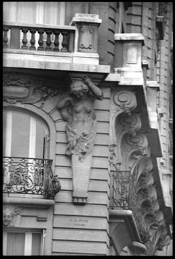 Angle de deux façades orné d'un atlante et d'une cariatide en gaine avec bras : vue rapprochée de la cariatide