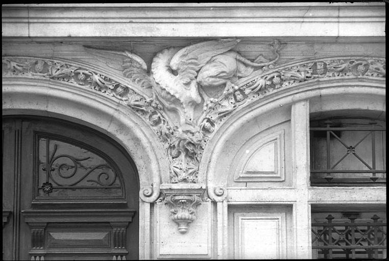 Entrée ornée d'un décor néo-gothique : créature fantastique