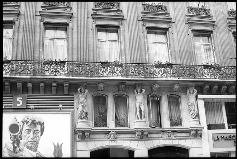 Façade ornée de deux cariatides et d'un atlante en pied