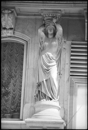 Façade ornée de deux cariatides et d'un atlante en pied : vue rapprochée de la cariatide de gauche