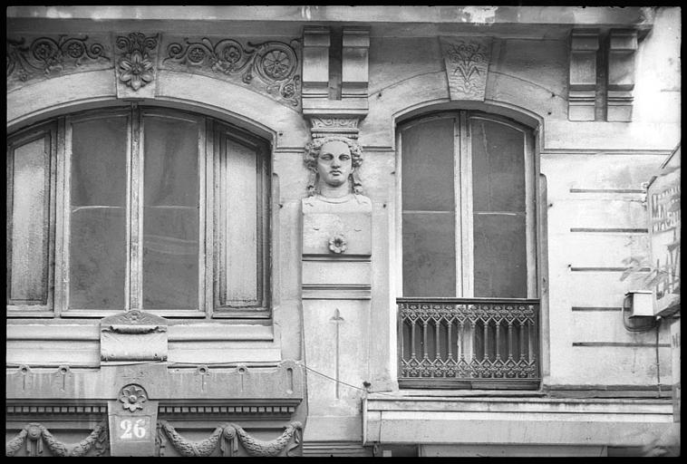 Façade ornée de deux cariatides en buste : vue rapprochée de la cariatide de droite
