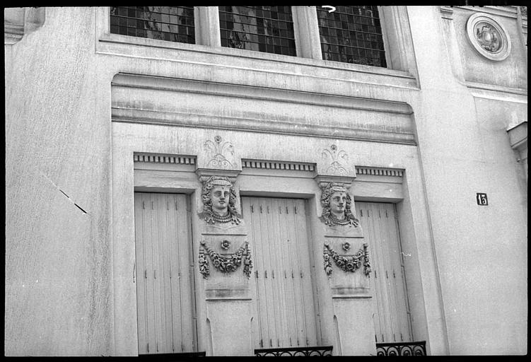 Façade ornée de deux cariatides en buste