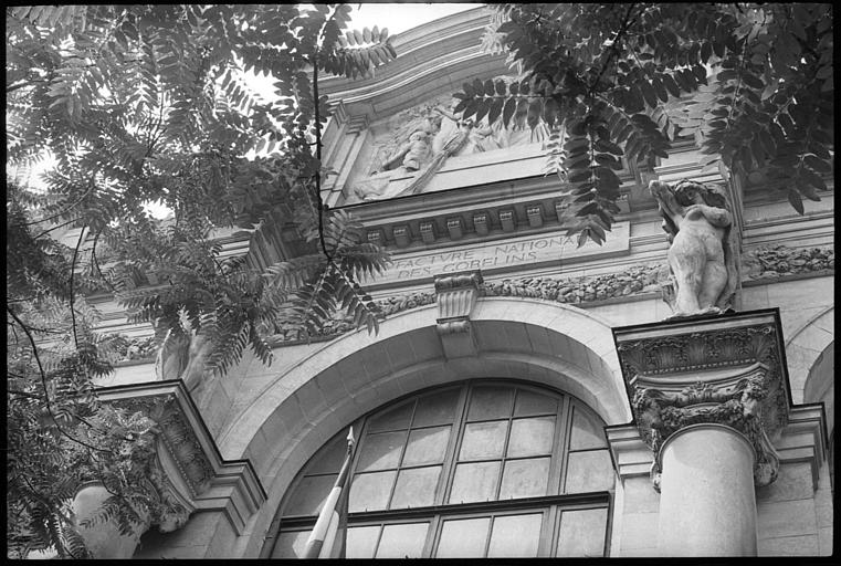 Façade ornée de cariatides en pied