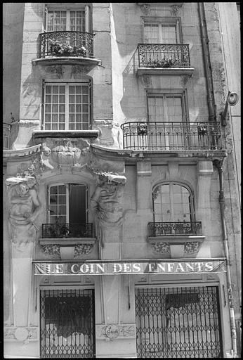 Façade ornée d'atlantes en gaine avec bras