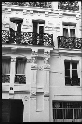 Façade ornée de quatre cariatides en buste : les deux cariatides de droite