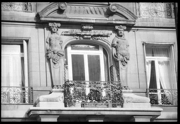 Façade ornée d'un atlante et d'une cariatide en gaine sans bras