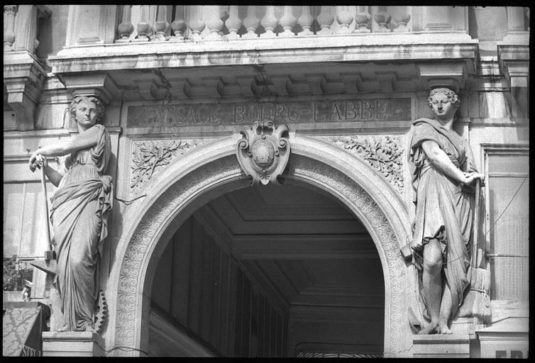 Porche d'entrée flanqué de deux cariatides en pied : vue rapprochée des cariatides
