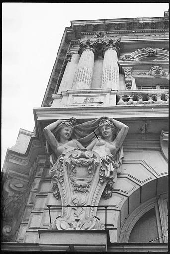 Façade ornée de cariatides doubles en gaine avec bras : angle gauche de la façade, vue en contreplongée d'une cariatide