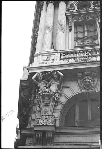 Façade ornée de cariatides doubles en gaine avec bras : angle gauche de la façade, vue rapprochée d'une cariatide