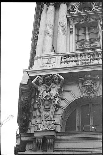 Façade ornée de cariatides doubles en gaine avec bras : angle gauche de la façade, vue rapprochée d'une cariatide