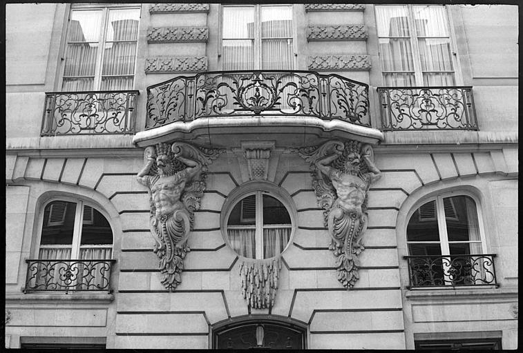 Façade ornée de deux atlantes en gaine en forme de créature fantastique