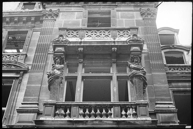 Partie droite de la façade ornée de cariatides en gaine avec bras