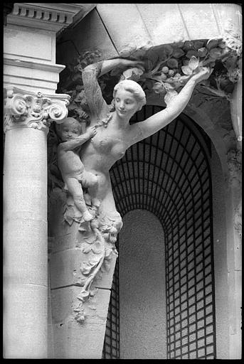 Façade sur jardin ornée de deux cariatides en gaine avec bras : vue rapprochée de la cariatide de gauche