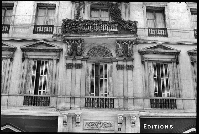 Façade ornée de deux paires d'atlantes ailés en gaine avec bras